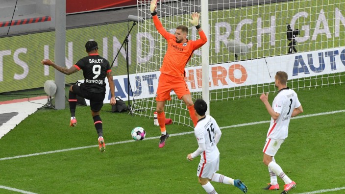 Leon Bailey (Bayer Leverkusen), li., erzielt gegen Torwart Kevin Trapp (Eintracht Frankfurt) das Tor zum 1:0 24.04.2021