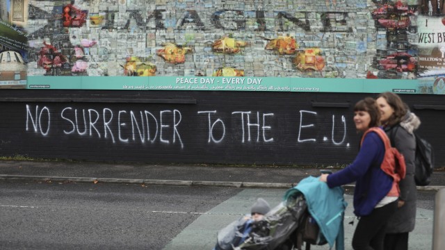 Brexit: Pro-Brexit-Graffiti im nordirischen Belfast: EU und britische Regierung streiten über Zollregeln.