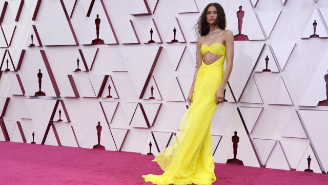 Roter Teppich bei den Oscars: Erschien in einer gelben Valentino-Robe mit deutlichen Cut-outs am Bauch: Zendaya.