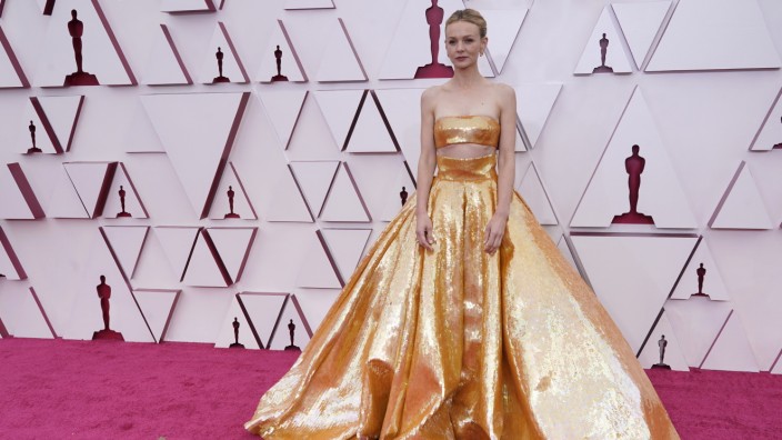 Roter Teppich bei den Oscars: Viel Gold, viel Bauch: Carey Mulligan in Valentino Haute Couture bei den Oscars.