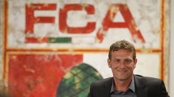 Markus WEINZIERL Trainer FC Augsburg lacht lachend gut gelaunt fröhlich FCA Logo altes FCA W