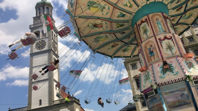 Freizeit trotz Corona: Ein Bild, das trotz Corona im Jahr 2020 geschossen werden konnte: ein laufendes Kettenkarussel auf dem Augsburger Rathausplatz.