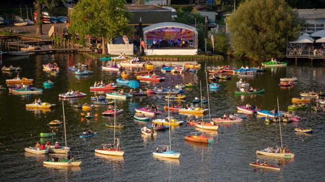 Freizeit trotz Corona: Konzert in Nürnberg auf der Seebühne, die Besucher verfolgen in eigenen Booten mit Abstand auf dem Großen Dutzendteich die Veranstaltung.
