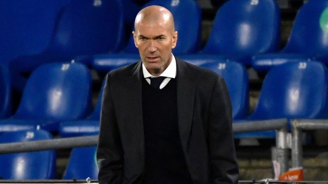 Champions League: Erst ermattet, dann empört: Auf der Pressekonferenz vor dem Halbfinal-Hinspiel der Champions League wird Real-Trainer Zinédine Zidane ausgiebig zum Referee befragt