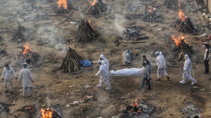 NEW DELHI, INDIA - APRIl 23: COVID-19 victims being cremated at Seemapuri crematorium, as coronavirus cases surge acros