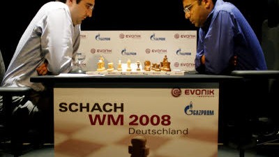 Schach-WM in Bonn: Viswanathan Anand (r.) und Wladimir Kramnik (l.) sitzen sich während dem ersten Spiel um die Schach-Weltmeisterschaft gegenüber. Es endet Remis.