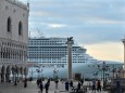 Massentourismus in Venedig - Kreuzfahrtschiff