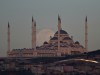 Der Vollmond geht hinter der Çamlıca-Moschee in Istanbul auf.