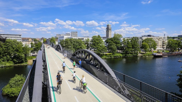 Verkehr in München: Rasant aus der Stadt: Mülheim an der Ruhr hat eine alte Eisenbahnbrücke ins Konzept der Radschnellwege einbezogen.