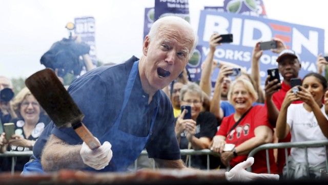 Joe Biden im Wahlkampf 2019 an einem Grill in Des Moines, Iowa.