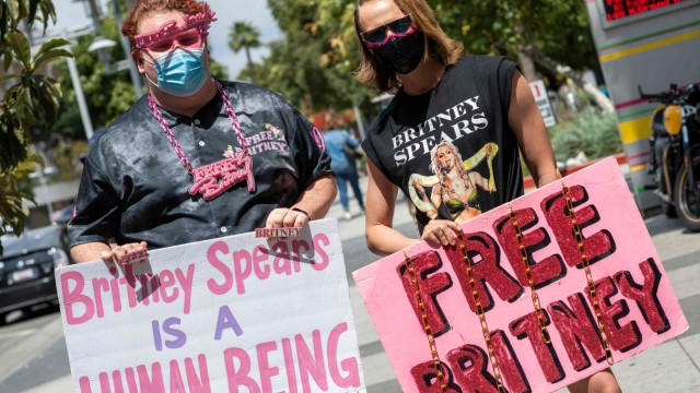 Streit um Vormundschaft: Auch bei der jüngsten Anhörung am Dienstag versammelten sich vor dem Gericht in Los Angeles wieder Unterstützerinnen und Unterstützer von Britney Spears.