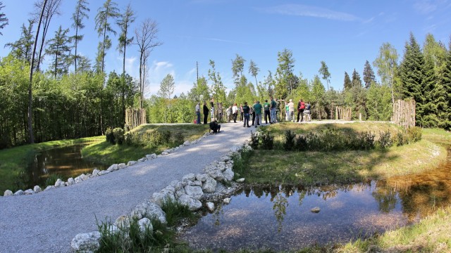 Ausflug: Eine Besuchergruppe im europäischen Garten.