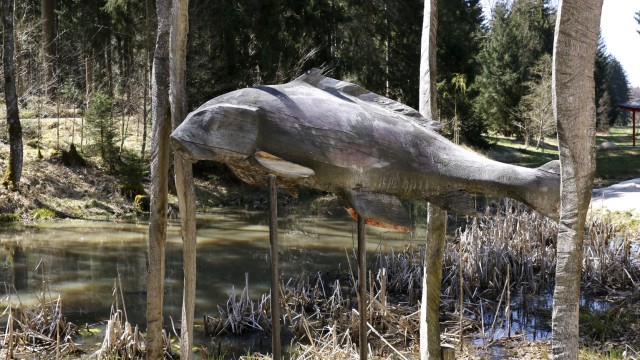 Ausflug: Der Koi im Reisfeld, eine Skulptur, die Münchner Bildhauerschülerinnen und -Schüler für den Weltwald geschaffen haben.