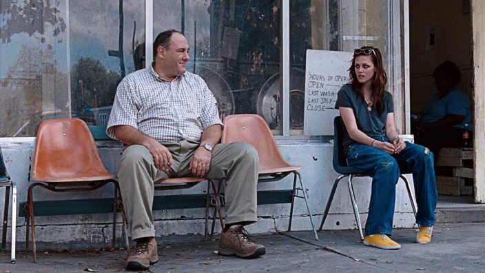 "Welcome to the Rileys" in der SZ Cinemathek: Stripperin Mallory (Kristen Stewart) erinnert Doug (James Gandolfini) an seine verstorbene Tochter. Die beiden entwickeln eine platonische Freundschaft.