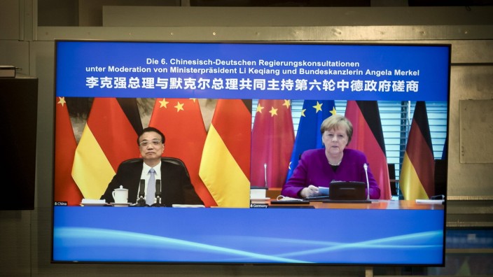 Bundeskanzlerin Angela Merkel, CDU, (R) und Li Keqiang, Ministerpraesident der Volksrepublik China, (L) aufgenommen auf