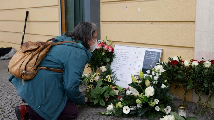 Vier Tote im Oberlinhaus: Vor dem Oberlinhaus haben Trauernde Blumen abgelegt. Hier wurden vier Bewohner getötet.