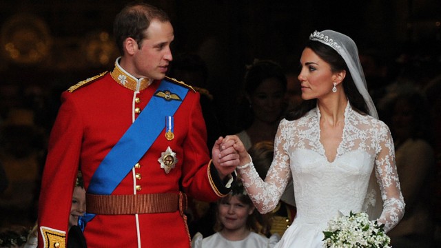 William und Kate: Als Kate Middleton und Prinz William vor zehn Jahren, am 29. April 2011, heirateten, begleiteten Millionen Fähnchenschwenker das Paar.