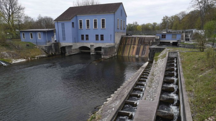 Flüsse in Bayern: Umgehungsstraße für Forellen: die Fischtreppe neben dem Wasserkraftwerk an der Amper.