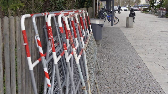 Grünwald: Polizei und Gemeinde rüsten sich mit Absperrungen und Parkverboten für mögliche Krawalle.