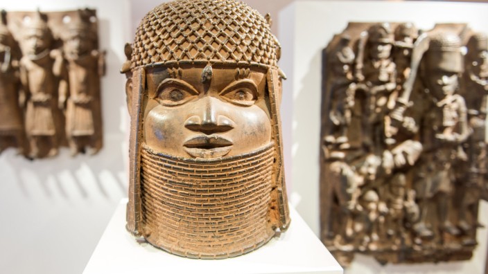 Beutekunst: Drei Raubkunst-Bronzen aus dem Königreich Benin in Westafrika im Hamburger Museum für Kunst und Gewerbe im Jahr 2018.