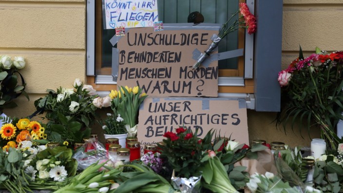 Blumen und Kerzen am Babelsberger Oberlinhaus, wo am Vorabend vier behinderte Menschen gewaltsam getötet worden, Potsda