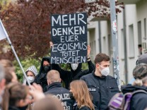 01.05.2021, Berlin, Deutschland, GER - Demonstration von Corona-Regel Gegnern in Berlin Lichtenberg am 01.05.2021. Im B