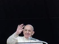April 18, 2021 : Pope Francis recites Regina Caeli noon prayer in St. Peter s Square in the Vatican. PUBLICATIONxINxGER