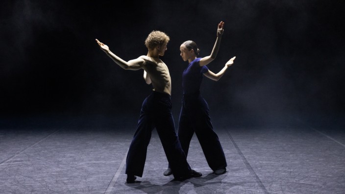 Tanztheater: Jede Bewegung ist aufgeladen mit nervöser Energie: "Good Old Moone" des Hannover Ballettchefs Marco Goecke.