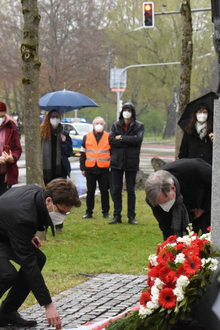 Gedenken an die letzten Tage im April 1945: Oberbürgermeister Florian Hartmann legt einen Kranz vor dem Todesmarschdenkmal an der Kreuzung Theodor-Heuss-Straße/Sudetenlandstraße nieder.