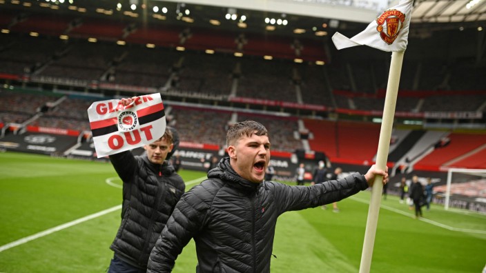Premier League: Gegen den Eigentümer, gegen die Super League: Fans auf dem Rasen des Stadions Old Trafford in Manchester.