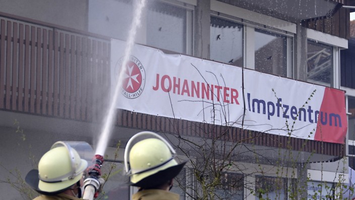 Einsatzkräfte: Kräftezehrender Einsatz: Feuerwehleute löschen den Brand im Impfzentrum Oberhaching.