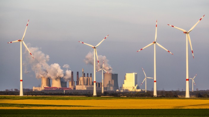Klimawandel und Energie: Windpark und Braunkohlekraftwerk in NRW