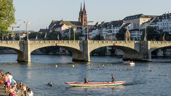 Rheinterassen im Sommer Basel Schweiz