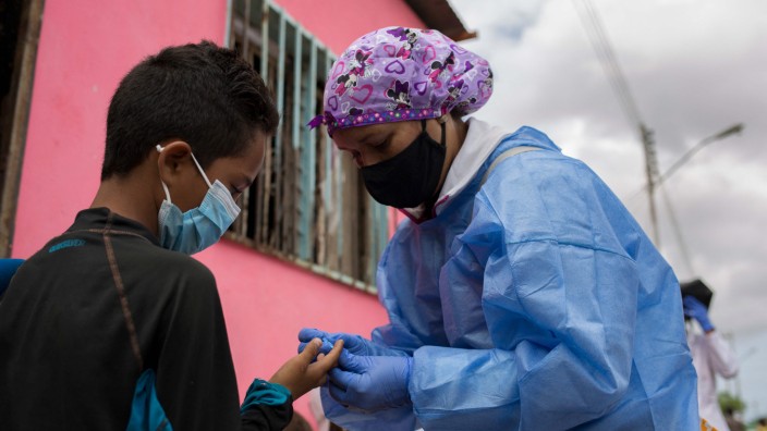 Infektionskrankheiten: Einem Patienten wird in Venezuela von einer Mitarbeiterin von Ärzte ohne Grenzen Blut abgenommen, um ihn auf eine Malaria-Infektion zu testen.