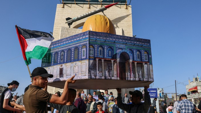 Westjordanland: Solidarität mit den Palästinensern in Ostjerusalem: Antiisraelische Demonstranten im Gazastreifen tragen am Montag ein Modell der Al-Aksa-Moschee am Tempelberg mit sich.