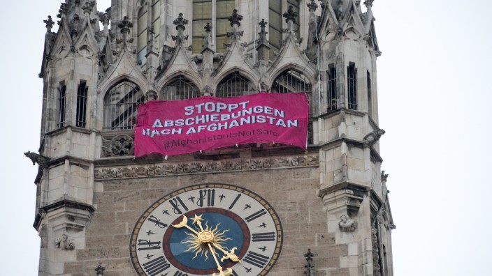 Protestbanner gegen Abschiebungen nach Afghanistan am Rathausturm in München, 2020