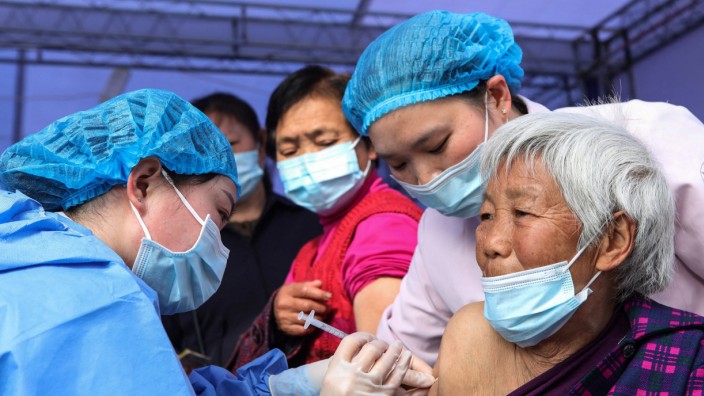Coronavirus in China: Impfung bei einer alten Frau