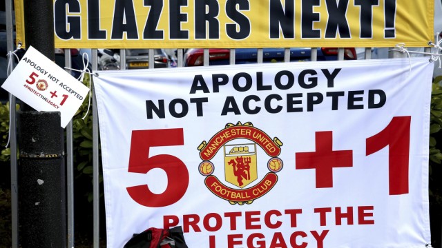 Fanproteste und Platzsturm: "Entschuldigung nicht akzeptiert - beschützt das Vermächtnis": Fans demonstrieren in Manchester.