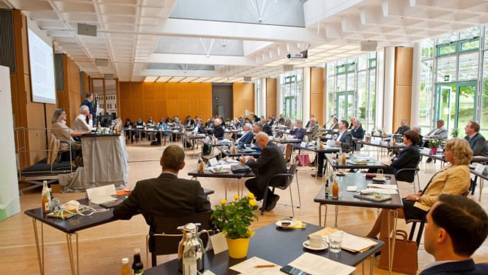 Ebersberger Kreistag: Bei Sitzungen des Ebersberger Kreistags mit seinen mehr als 60 Mitgliedern kann es im ehemaligen Sparkassensaal durchaus eng werden.