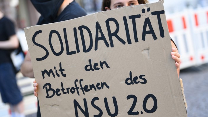 "NSU 2.0": Eine Demonstrantin fordert in Wiesbaden Unterstützung für die Adressaten der rechtsextremen Drohschreiben.