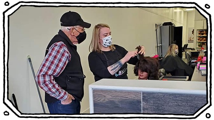 Partnerschaft im Alter: 79-Mann nimmt bei Friseurin Carrie Hannah Haar- und Make-up-Unterrichtum um seiner Frau bei der Pflege zu helfen