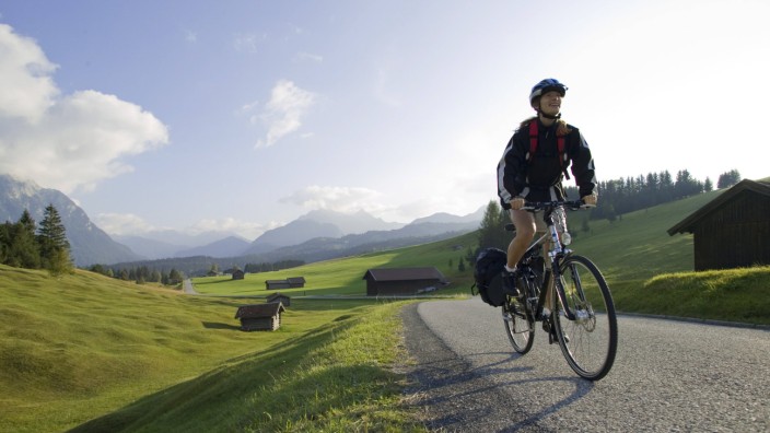 Eine Radfahrerin ist in der Region Mittenwald unterwegs.