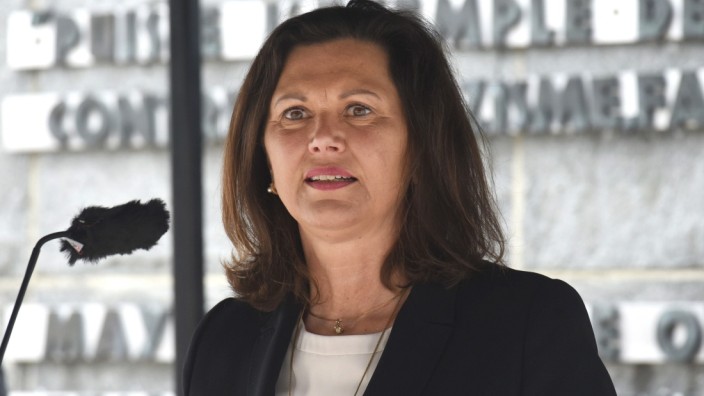 Hetze gegen Politiker: Landtagspräsidentin Ilse Aigner bei der Gedenkfeier zur Befreiung des KZ Dachau.