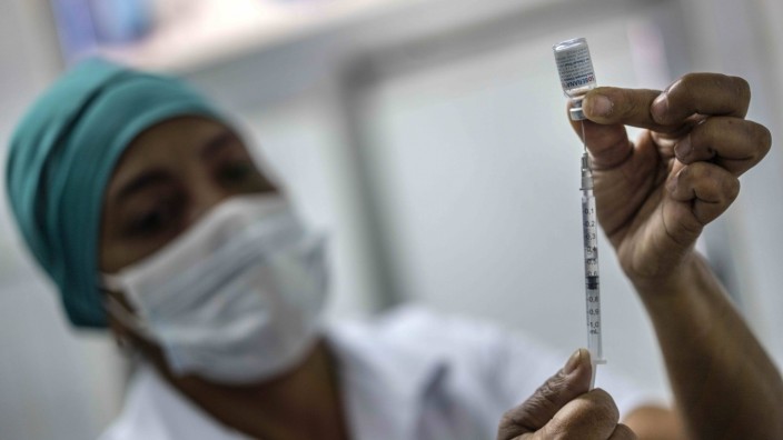 Coronavirus: A nurse prepares to inject a healthcare worker with a dose of the Soberana-02 COVID-19 vaccine, in Havana, Cuba, Wednesday, March 24, 2021. (Ramon Espinosa/Pool Photo via AP)