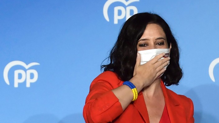 Regionalwahl in Madrid: Kusshände für die Anhänger: Die konservative Präsidentin der Regionalregierung, Isabel Díaz Ayuso, fährt in Madrid einen starken Sieg ein.