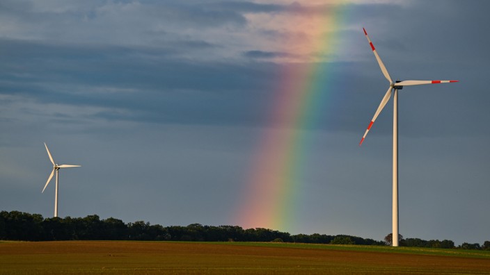 Regenbogen über Windrädern