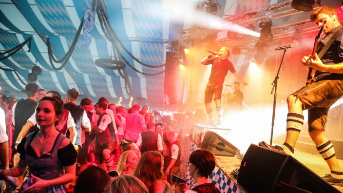 Umstrittener Partyschlager: Ein Bild aus der Vorcoronazeit, als 2019 beim Auftritt von "Ois Easy" das Publikum im Festzelt ausgelassen feierte.