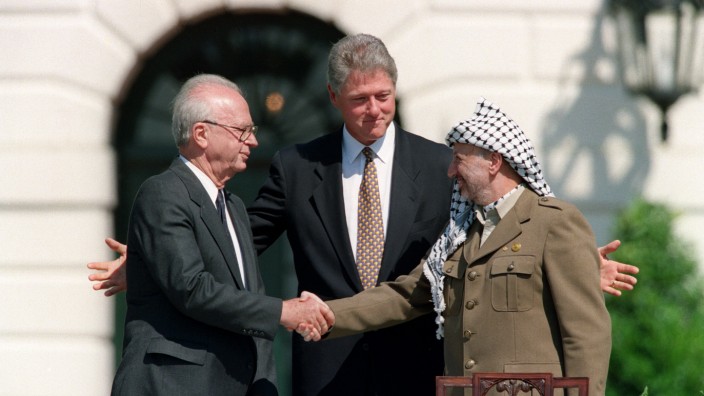 Glaube: Historischer Handschlag am 13. September 1993: Israels Ministerpräsident Jitzchak Rabin (links) und Palästinenserführer Jassir Arafat, zwischen ihnen US-Präsident Bill Clinton.