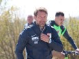 Sport Themen der Woche KW17 Sport Bilder des Tages Markus Weinzierl (Trainer FC Augsburg), auf dem Weg zum Trainingsplat