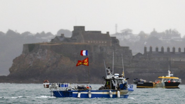 Brexit und Fischerei: Französische Fischer protestieren mit ihren Booten vor dem Hafen von Saint Helier, dem Hauptort der Kanalinsel Jersey.